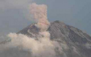 Gunung Semeru luncurkan awan panas sejauh Tiga Kilometer