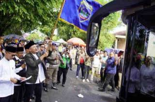 Sebanyak 439 CJH OKU Timur Kloter 10 DiLepas Bupati Enos Menuju Embarkasi Palembang