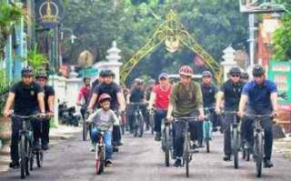 Jokowi ajak cucu gowes bersama di Yogyakarta