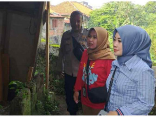 Cek Lokasi Penerima Bantuan RTLH Bhabinkamtibmas Cibogor Berikan Himbauan ke Warga
