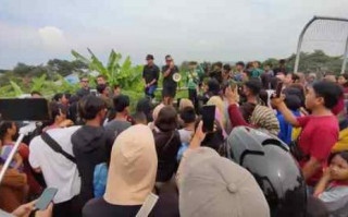 Di TKP pembunuhan Vina Cirebon, ratusan warga gelar aksi demo