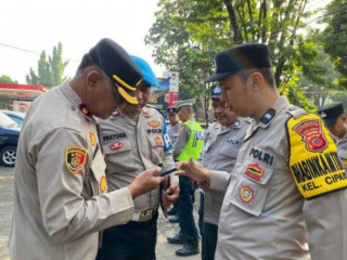 Kapolsek Bogor Utara cek aplikasi judi online di ponsel seluruh anggotanya