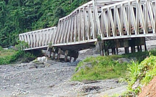 Jembatan Wariori di Manokwari rusak tak kunjung ditangani, harga-harga melambung, masyarakat meradang