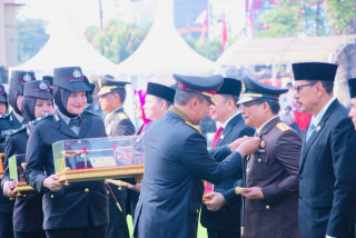 Momen Puncak Peringatan Hari Bhayangkara ke 78 Polda Sumsel, Kapolri Anugerahkan Penghargaan Tokoh Sumatera Selatan