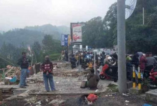Setelah viral, parkir liar di jalur Puncak Bogor dibubarkan polisi