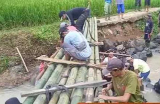 Warga Cibeber 2 Gotong Royong Bangun Jembatan Darurat Akibat Banjir