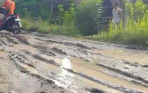 Puluhan tahun Warga Karya Jaya Kabupaten Lebak berdampingan dengan jalan rusak dan hancur