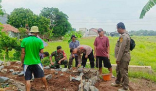 Bhabinkamtibmas Wilayah Hukum Polsek Ciawi Giat Cooling Sistem Kontrol Siskamling Bhabinkamtibmas Dan Warga Jaga Kampung.