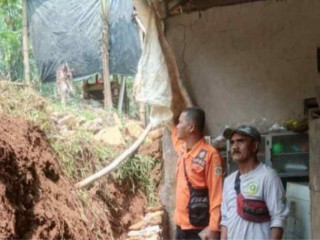 Akibat Hujan Deras Dan longsor Dinding rumah warga di Bogor jebol.