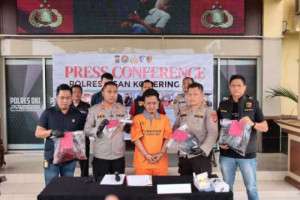 Polres OKI Amankan Pelaku Penusukan Pedagang Es Saat Berjualan Di Depan SMKN 1 Kayuagung.