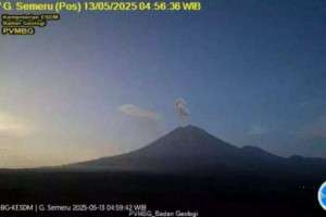 Tinggi Letusan Gunung Semeru 1 Km di Atas Mahameru