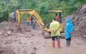 Akses Utama Antar Desa di Banyubiru Semarang Tertutup Longsor