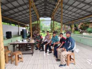 Bhabinkamtibmas Dan Babinsa Sambangi Tokoh Masyarakat Desa Gunung Malang Guna Ciptakan Kamtibmas.