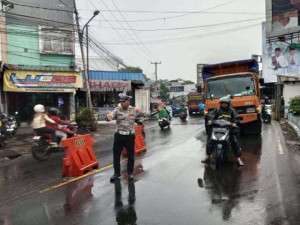 Wujud Pelayanan Sore Hari, Anggota Polsek Ciampea Laksanakan Pengaturan Lalu Lintas.