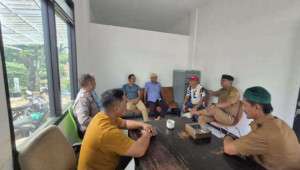 Polsek Megamendung Gelar Musyawarah Tertibkan Tukang Parkir di Desa Cipayung Girang.
