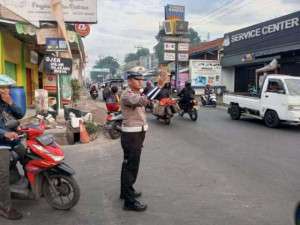 Polsek Ciampea Polres Bogor Gelar Pengaturan Lalu Lintas Pagi Hari, Wujud Pelayanan Nyata kepada Masyarakat.