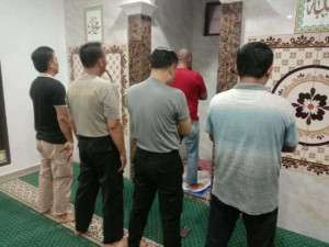 Bhabinkamtibmas Polsek Megamendung Rutin Laksanakan Subuh Berjamaah Bersama Warga.