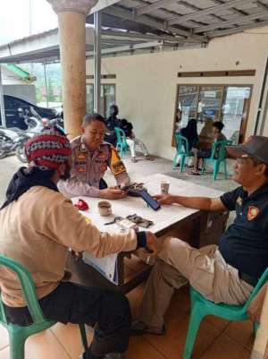 Bhabinkamtibmas Desa Sukagalih Sambangi Warga, Tingkatkan Pesan Kamtibmas Dan Keperdulian Terhadap Lingkungan,
