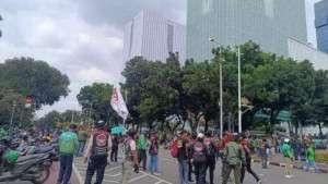 Demo Ojol Besar-besaran, Massa Tumpah Ruah, Jalan Medan Merdeka Selatan Ditutup