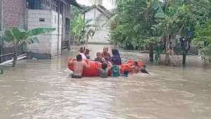 Banjir di Demak Makin Meluas, 11 Desa Terendam, Warga Beraktivitas dengan Perahu