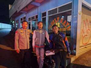 Bhabinkamtibmas Polsek Cisarua Polres Bogor Kontrol Pos Kamling dan Sampaikan Pesan Kamtibmas.