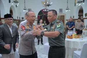 Syukuran HUT Ke-79 Kodam III/Siliwangi, Kapolda Jabar Serahkan Tumpeng dan Tali Asih.