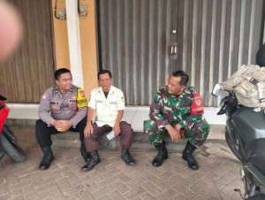 TNI-POLRI Bersinergi Patroli Sambang dengan Warga Desa Bojong, Sampaikan Himbauan Kamtibmas.