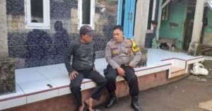 Sambangi Warga, Bhabinkamtibmas Polsek Ciampea Ajak Jaga Kamtibmas dan Kebersihan Lingkungan.