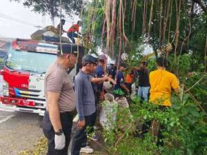 Polsek Cibinong Bersama Forkopimcam Gelar Gotong Royong Bersih-Bersih Kali Baru dalam Rangka BBGRM ke-XXII Tahun 2025.