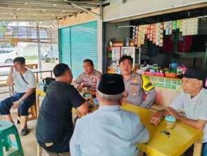 Bhabinkamtibmas Polsek Parung bersinergi dengan TNI menjalin kedekatan Dengan masyarakat Desa binaan.
