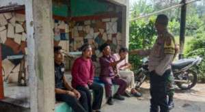 Sinergitas TNI-POLRI Bhabinkamtibmas dan Babinsa Desa Cipayung Girang Laksanakan Sambang Warga.