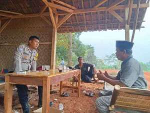 Polsek Tanjungsari Sambangi Warga, Sampaikan Pesan Kamtibmas dan Dorong Ketahanan Pangan.