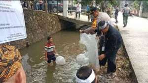 Polsek Ciawi dan Muspika Hadiri Proyek Sosial Penaburan 100.000 Benih Ikan di Sungai Cibalok.