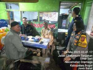 Polsek Dramaga Laksanakan Patroli KRYD Antisipasi Gangguan Kamtibmas Ajak Jaga Kondusifitas, Kapolsek Dramaga Tampak Akrab Berbincang Beri Himbauan.
