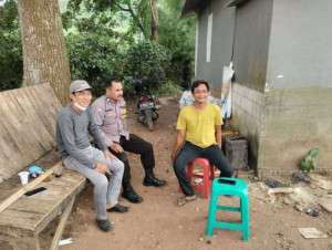 Wujudkan Lingkungan Aman, Bhabinkamtibmas Parungpanjang Himbau Warga Desa Cikuda.