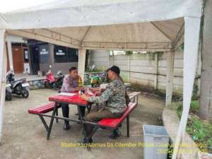 Bhabinkamtibmas Desa Cilember Sampaikan Himbauan Kamtibmas kepada Warga di Simpang Tilu.