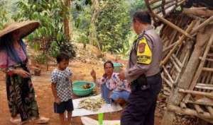 Bhabinkamtibmas Desa Mekarsari Polsek Rumpin Sambangi Warga dan Sampaikan Himbauan Kamtibmas.