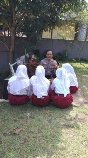 Bhabinkamtibmas Polsek Ciawi Sambang Kamtibmas ke SDN Bendungan 01, Sampaikan Edukasi kepada Murid.