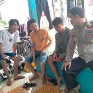 Bhabinkamtibmas Polsek Parung menjalin kedekatan Dengan masyarakat Desa binaan.