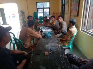 Jalin Kedekatan Dengan Masyarakat, Bhabinkamtibmas Polsek Parungpanjang Kunjungi Warga dan Sampaikan Pesan Kamtibmas.