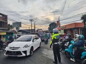 Polisi Hadir di Tengah Warga, Polsek Ciampea Laksanakan Pengaturan Lalu Lintas Pagi Hari.