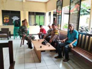 Bhabinkamtibmas Polsek Parung bersinergi dengan TNI menjalin kedekatan Dengan masyarakat Desa Binaan Sampaikan Pesan Kamtibmas.