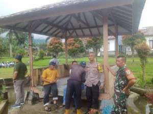 Polsek Cisarua dan Babinsa Kunjungi Warga di Kelurahan Cisarua Beri Himbauan Kamtibmas.