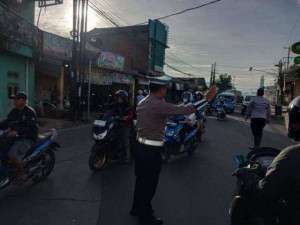 Anggota Polsek Ciampea Polres Bogor Laksanakan Pengaturan Lalu Lintas Pagi Hari.