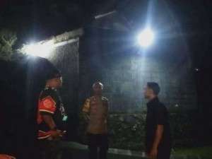 Bhabinkamtibmas Polsek Cisarua Cek Pos Kamling, Sampaikan Pesan Kamtibmas kepada Warga.