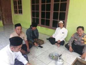 Bhabinkamtibmas Polsek Parung menjalin kedekatan Dengan masyarakat Desa binaan.