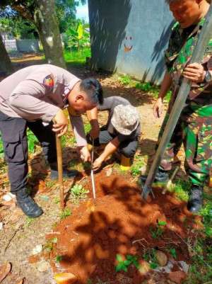 Bhabinkamtibmas Polsek Parung Menjalin Kedekatan Sinegritas bersama TNI Dengan Warga Desa Binaan.-