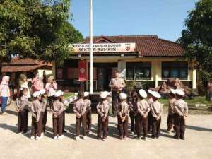 Bhabinkamtibmas Desa Mekarsari Sambangi PAUD Cerdas Ria, Tanamkan Nilai Kamtibmas Sejak Dini.