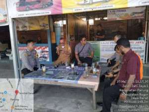 Bhabinkamtibmas Polsek Parung menjalin kedekatan Dengan masyarakat Desa binaan.