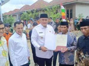 Rudy Susmanto dan Jaro Ade Berkunjung Ke Kampung Adat Urug, Serahkan Sertifikat Huntap dan Dukung Pelestarian Budaya